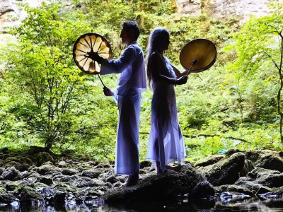 Zvočna kopel s petjem v svetlobnem jeziku srca